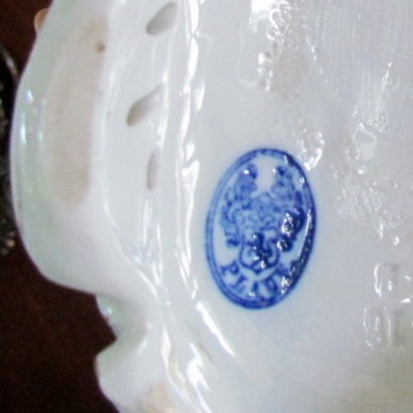 PLAUE PORCELAIN FIGURINE, SEATED LADY, GEORGIAN STYLE GOWN & CHAIR, GERMANY - Picture 6 of 16